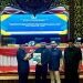 Ketua DPRD Provinsi Jambi, Edi Purwanto menerima Nota Pengantar KUPA-PPAS APBD Perubahan Pemprov Jambi 2024, dalam sidang Paripurna DPRD Provinsi Jambi, Senin (12/8). / Foto/ist