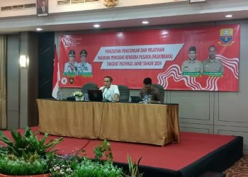 Ketua IKAL Jambi, Mursyid Sonsang menyampaikan materi wawasan kebangsaan kepada calon Paskibraka tingkat Provinsi Jambi, Sabtu (10/8). / Foto/ist