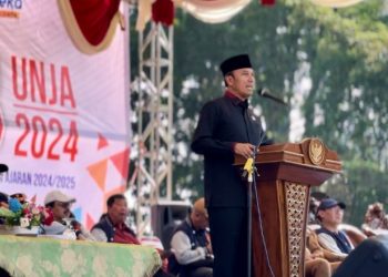 Ketua DPRD Provinsi Jambi, Edi Purwanto memberikan materi dihadapan ribuan mahasiswa baru Unja Jambi, Senin (12/8) / Foto/ist