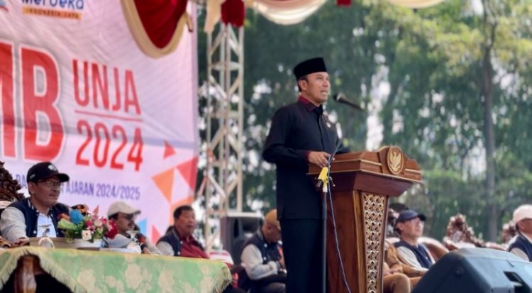 Ketua DPRD Provinsi Jambi, Edi Purwanto memberikan materi dihadapan ribuan mahasiswa baru Unja Jambi, Senin (12/8) / Foto/ist
