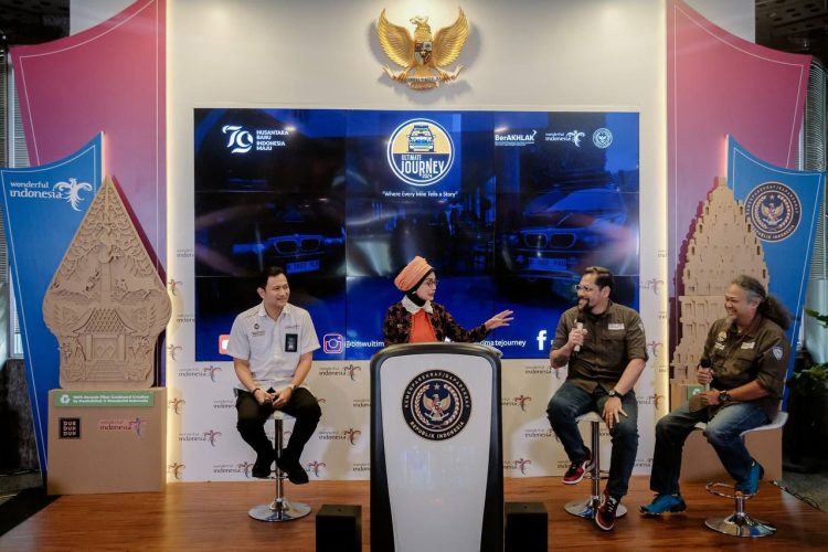Adyatama Kepariwisataan dan Ekonomi Kreatif Ahli Utama Kemenparekraf Nia Niscaya mengapresiasi kegiatan BMW Ultimate Journey saat The Weekly Brief with Sandi Uno di Gedung Sapta Pesona, Jakarta, Senin (12/8/2024). Foto: Biro Komunikasi Kemenparekraf