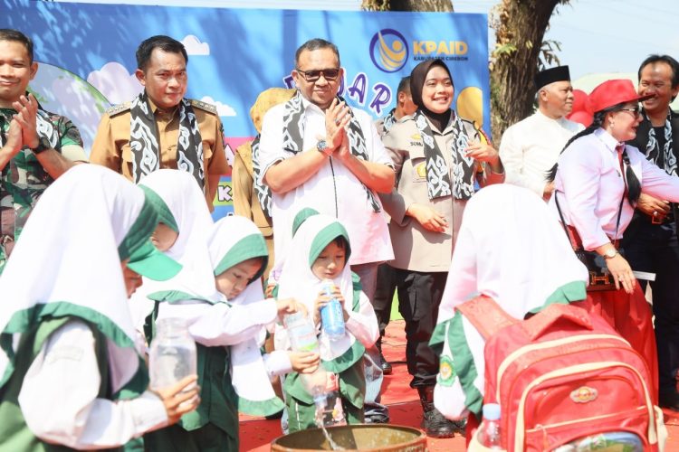 Wamenaker Afriansyah Noor saat bercengkrama dengan anak-anak paud dalam kegiatan Hari Anak Nasional 2024 di Kabupaten Cirebon, Jawa Barat pada Selasa (30/7/2024) Foto ; Humas Kemnaker