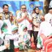 Wamenaker Afriansyah Noor saat bercengkrama dengan anak-anak paud dalam kegiatan Hari Anak Nasional 2024 di Kabupaten Cirebon, Jawa Barat pada Selasa (30/7/2024) Foto ; Humas Kemnaker