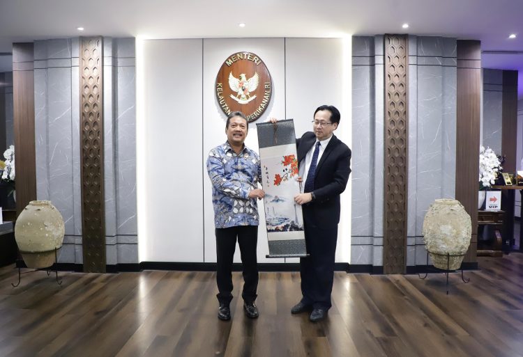 Menteri Kelautan dan Perikanan Sakti Wahyu Trenggono bersama Dirjen Departemen Pertanian dan Pedesaan Provinsi Guandang, Liu Zonghui melakukan pertemuan di Kantor KKP, Jakarta Pusat, Selasa (30/7/2024). Foto: KKP