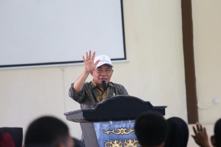 Menko PMK Muhadjir Effendy saat Dialog dengan masyarakat dan menyaksikan Penyaluran Bantuan Pangan Beras Cadangan Pangan Pemerintah (CPP) di Kantor Kecamatan Sepaku, Kabupaten Penajam Paser Utara, Provinsi Kalimantan Timur/Foto: Kemenko PMK