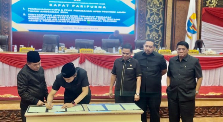 Penandatanganan Nota Kesepakatan KUPA dan PPAS Perubahan APBD Tahun Anggaran 2024 antara Gubernur Jambi bersama Pimpinan DPRD Provinsi Jambi, Minggu (18/8). / Foto/ist