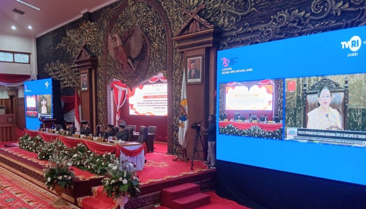 Sidang paripurna DPRD Provinsi Jambi, Jumat (16/8). Foto: Tra