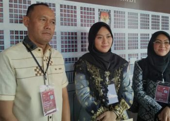 Dok: Sukandar bersama keluarga. / Foto/ist