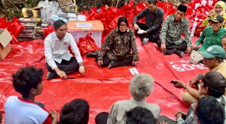 Ketua DPRD Provinsi Jambi, Edi Purwanto saat mengunjungi SAD bersama Mensos dan Wagub Jambi di Kabupaten Batanghari, beberapa waktu lalu. / Foto/ist