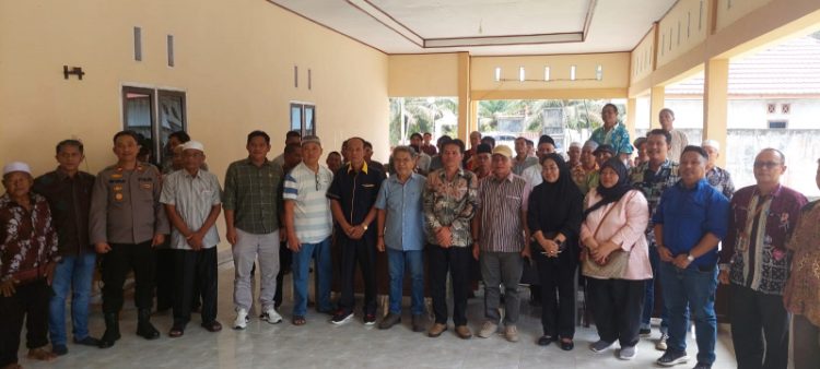 Beberapa Anggota DPRD Provinsi Jambi saat menemui warga Punti Kalo, Kecamatan Sumay, Kabupaten Tebo, Kamis (15/8). / Foto/Humas DPRD