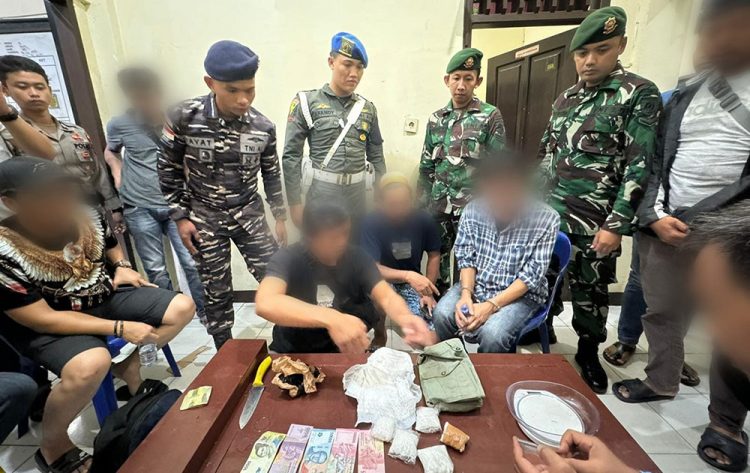 Pelaku saat Diamankan Satgas Pamtas, Senin (16/09). Foto. tni.mil.id