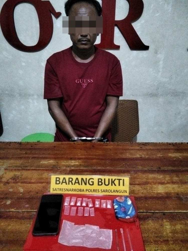 Pelaku D (57) Tahun saat Diamankan di Mapolres Sarolangun. Foto/Awan