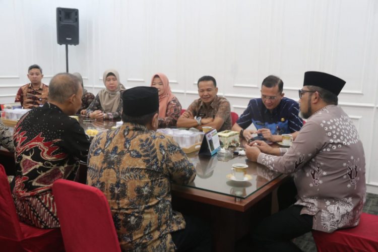 Audensi Pjs Gubernur Jambi Sudirman bersama Direktur Urusan dan Pendidikan Kemenag RI dan Kepala Sub Direktorat Kelembagaan Dirjen Bimmas Buddha Kemenag, Kamis (24/10). / Foto/ist