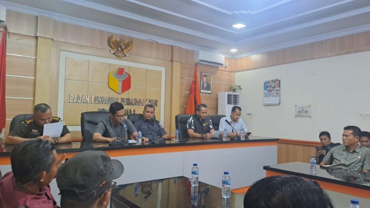 Jumpa pers Bawaslu Jambi, Selasa (8/10). / Foto/Tra