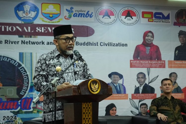 Pjs Gubernur Jambi Menyampaikan Sambutan saat Acara Pembukaan Simposium Guru Sejarah Nasional VI dan Seminar Internasional AGSI Jambi, Jumat (18/10). / Foto/ist