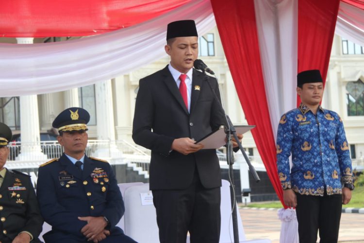 Ketua DPRD Sementara, Hafiz Fattah membacakan Ikrar Pancasila dalam upacara peringatan Hari Kesaktian Pancasila, Selasa (1/10). / Foto/Hms