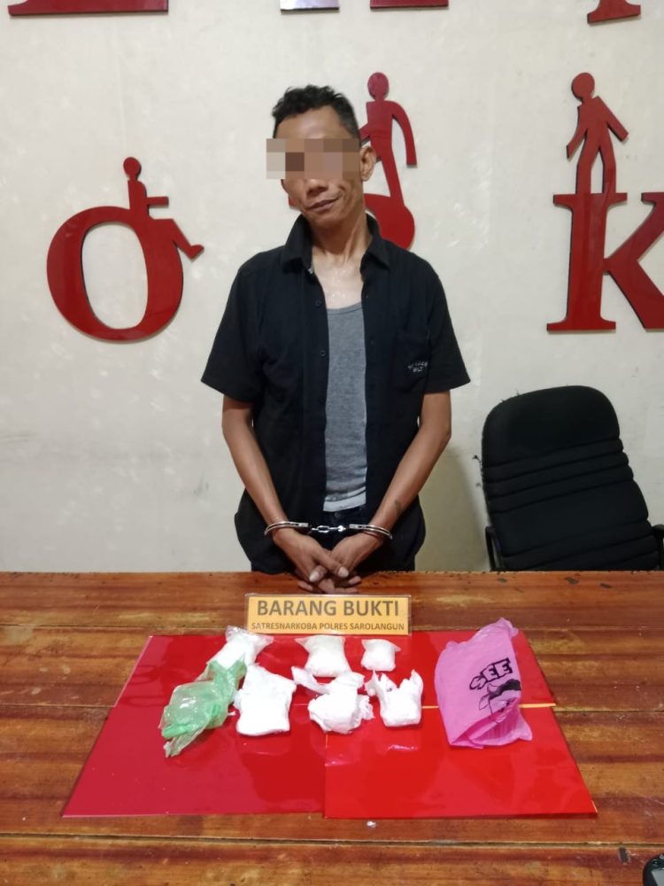 Tersangka OF bersama Berang Bukti Diaamankan di Mapolres Sarolangun. Foto/Awan