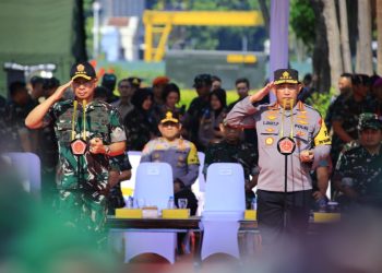Kapolri Jenderal Listyo Sigit dan Panglima TNI dalam Apel Gabungan TNI-Polri di kawasan Monas, Jakarta Pusat, Jumat (18/10). Dok. Humas Polri