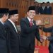 Ketua DPRD Provinsi Jambi, M. Hafiz Fattah saat Menerima Palu Sidang dari Pimpinan Sementara. Dok/Hms