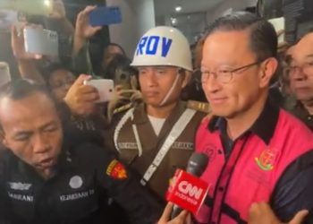 Mengenakan Rompi Tahanan, Tom Lembong Digiring Usai Menjalani Pemeriksaan di Gedung Kejaksaan Agung, Selasa (29/10). /Dok/Ist