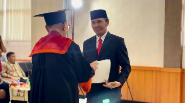 Ketua DPRD Provinsi Jambi, Edi Purwanto saat Usai Menjalankan Sidang Promosi Doktor di Unja (06/09). Foto/Ist