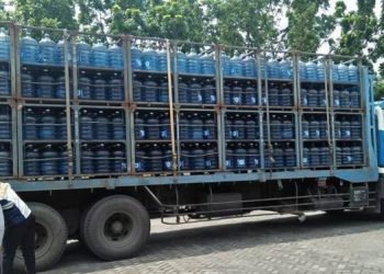 Distribusi AMDK Kemasan Galon dengan Menggunakan Truk Terbuka. Foto/Ist