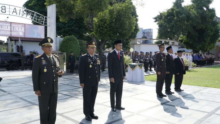 Ketua DPRD Provinsi Jambi saat upacara ziarah di Taman Makam Pahlawan Satria Bhakti, Jambi, Minggu (10/11). / Foto/ist