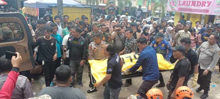 Evakuasi 4 korban yang terjebak di dalam sumur yang mengandung gas beracun, Kamis (7/11). / Foto/ist