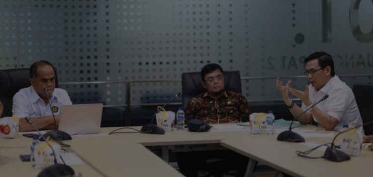 Waka DPRD Provinsi Jambi, Ivan Wirata dan Faizal Riza Tengah Berdiskusi dengan Pihak Dirjen Minerba Kementerian ESDM. /Dok/Ist