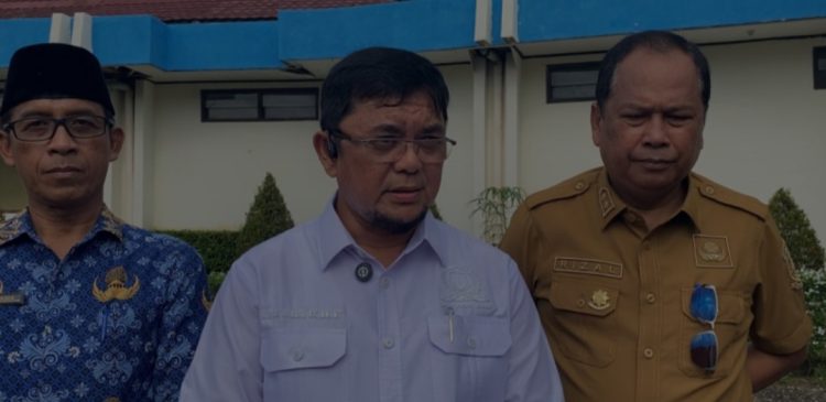 Waka DPRD Provinsi Jambi, Ivan Wirata (Tengah) Sidak ke SMA Titian Teras, Senin, (17/11). Dok/Ist