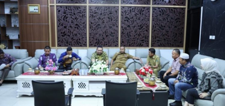 Pimpinan dan Anggota Bapemperda DPRD Provinsi Jambi Tengah Berdiskusi dengan Pihak Pemprov Sumatera Barat. /Dok/Ist