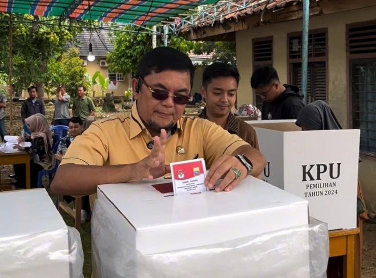 Waka DPRD Provinsi Jambi, Ivan Wirata Nyoblos di TPS 03 Desa Pematang Gajah, Rabu (27/11). Dok/Ist