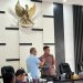 Ketua DPRD Provinsi Jambi, M. Hafiz (Kanan) Bersalaman dengan Anggota DPRD Provinsi Jambi, (23/11). Dok/Ist