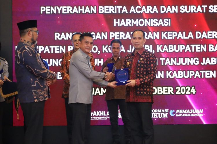 Pjs. Bupati Tanjung Jabung Barat Menerima Penyerahan Berita Acara dari Pihak Kemenkumham, (10/10). /Dok/Ist