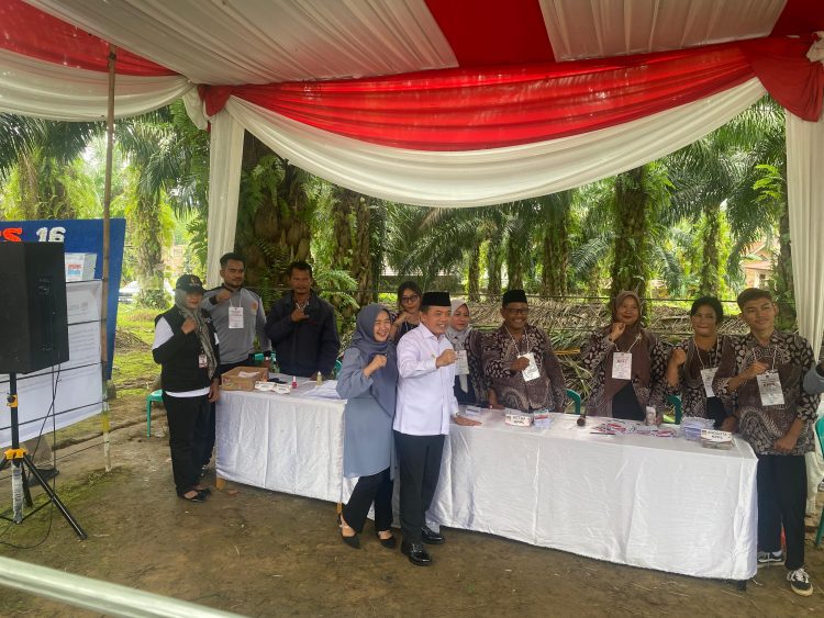 Gubernur Jambi Nyoblos di TPS 14 Kelurahan Alam Barajo, Rabu (27/11). Dok/Ist