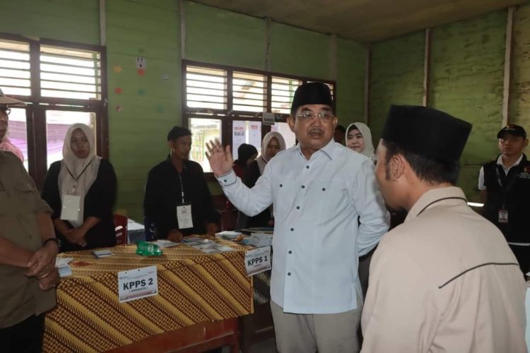 Bupati Tengah Meninjau Salah Satu TPS di Tanjab Barat, Rabu (27/11). Dok/Ist