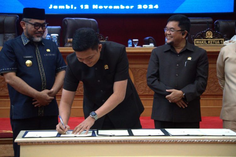 Ketua DPRD Provinsi Jambi Menandatangani Kesepakatan KUA PPAS APBD Provinsi Jambi Tahun Anggaran 2025 (12/11). /Dok/Ist