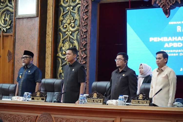 Suasana Rapat Paripurna DPRD Provinsi Jambi Selasa Malam (12/11). /Dok/Ist