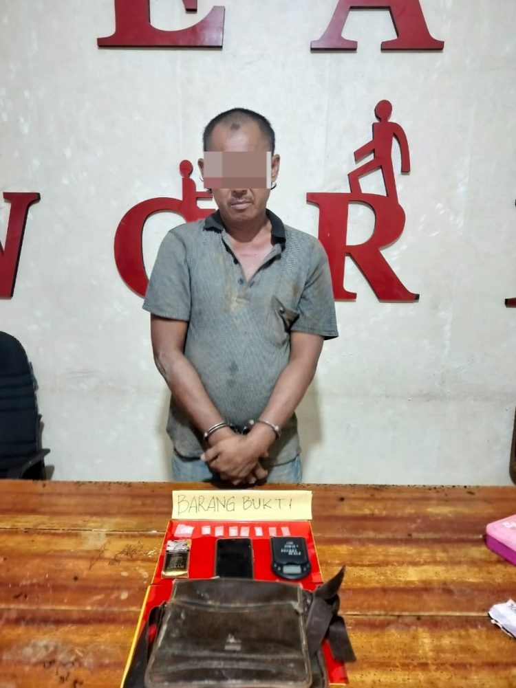 IA Terduga Pelaku Pengedar Narkoba bersama Barang Bukti Diamankan oleh Pihak Polres Sarolangun. /Foto/Awan