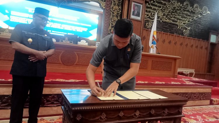Ketua DPRD Provinsi Jambi Menandatangani Nota Kesepakatan Pemgesahan Ranperda Kawasan Tanpa Asap Rokok, Rabu, (20/11). /Dok/Ist