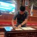 Ketua DPRD Provinsi Jambi Menandatangani Nota Kesepakatan Pemgesahan Ranperda Kawasan Tanpa Asap Rokok, Rabu, (20/11). /Dok/Ist