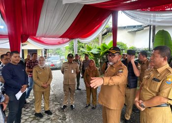 Sekda Provinsi Jambi, H. Sudirman saat Meninjau Salah Satu TPS di Kota Jambi, Selasa, (26/11). /Dok/Ist