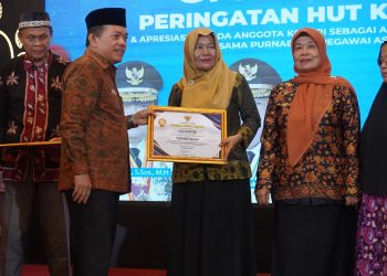 Gubernur Al Haris Menyerahkan Piagam Penghargaan kepada Penisunan Pemprov Jambi. /Dok/Ist