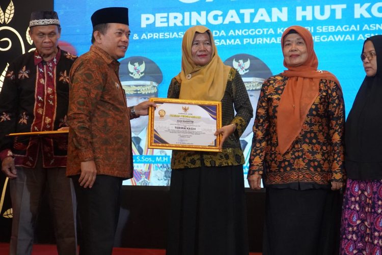 Gubernur Al Haris Menyerahkan Piagam Penghargaan kepada Penisunan Pemprov Jambi. /Dok/Ist