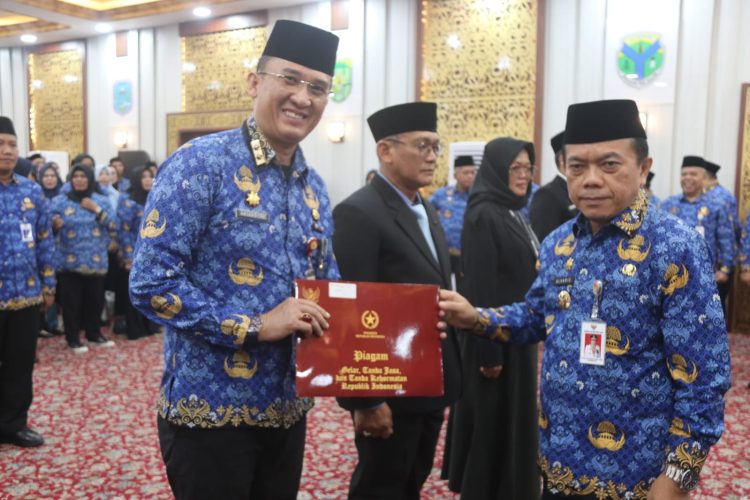 Kadis Kominfo, Ariansyah saat Menerima Piagam Penghargaan dari Presiden RI yang Diserhkan Gubernur Jambi. /Dok/Ist