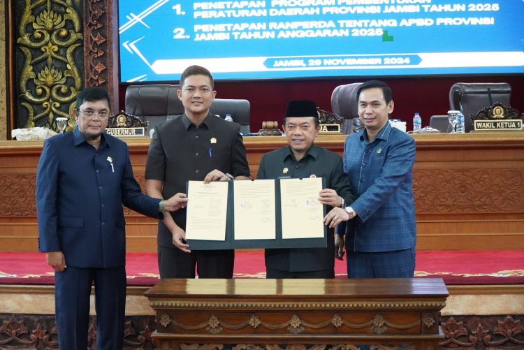 Pimpinan DPRD dan Gubernur Jambi usai Menandatangani Pengesahan RAPBD Tahun 2025, Jum'at (29/11). /Dok/Ist