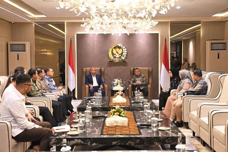 Wakil Ketua DPR RI Sufmi Dasco Ahmad Berincang dengan perwakilan delegasi film Women From Rote Island, Kamis (28/11). /Foto/Humas DPR RI