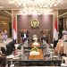 Wakil Ketua DPR RI Sufmi Dasco Ahmad Berincang dengan perwakilan delegasi film Women From Rote Island, Kamis (28/11). /Foto/Humas DPR RI
