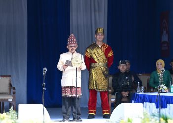 Mendikdasmen Abdul Mu”ti saat memimpin upacara Hari Guru Nasional 2024 di halaman Kantor Kemendikdasmen (Foto: Dok Kemendikdasmen)