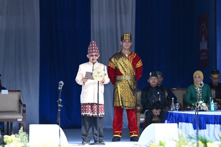 Mendikdasmen Abdul Mu”ti saat memimpin upacara Hari Guru Nasional 2024 di halaman Kantor Kemendikdasmen (Foto: Dok Kemendikdasmen)